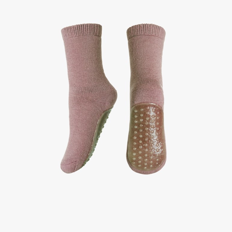 To mauvefargede ribbestrikkede sklisokker, en sidevisning, en bakvisning som viser mønstret såle.