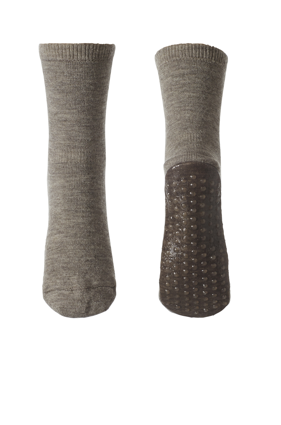 Et par grå antisklisokker, en vist forfra og en som viser sin piggede såle.