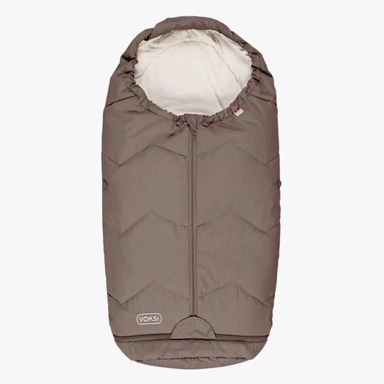 Brun babyvognpose med siksak-quilting, glidelås foran og kremfarget fôr, forfra.