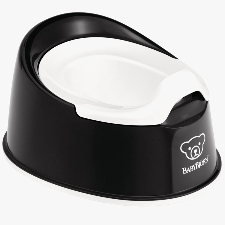 En svart og hvit BabyBjörn potte med hvit uttagbar innsats og en bjørnelogo.