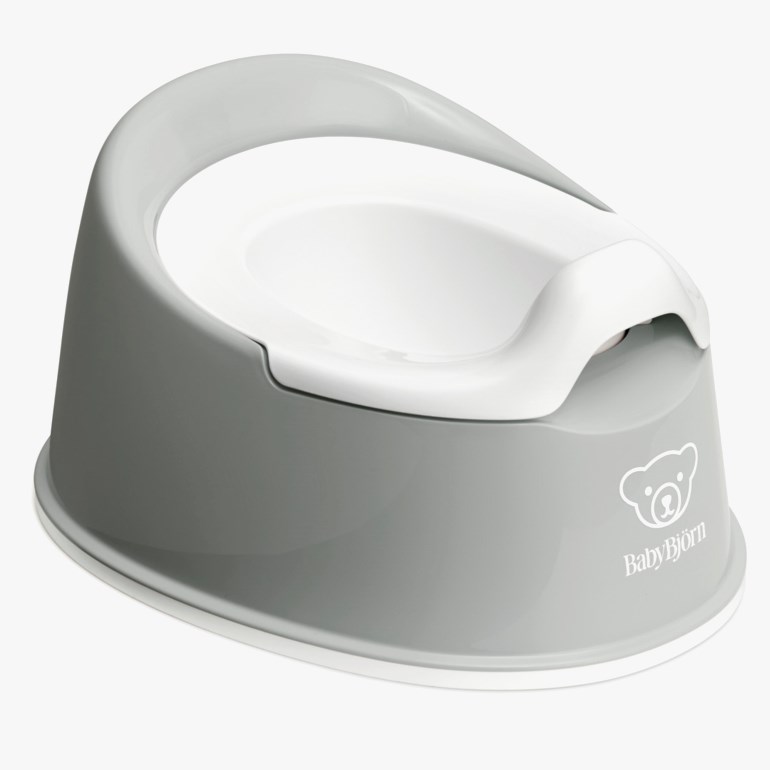 En grå og hvit babypotte, ergonomisk utformet med et avtagbart hvitt innersete for komfort.