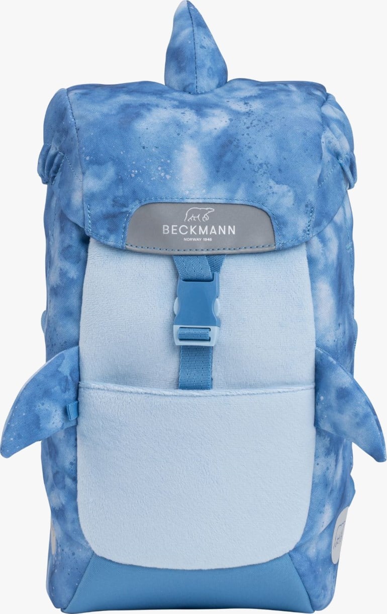 Frontbilde av en blå hai-inspirert ryggsekk med batikkmønster, spennelukking og plysjlomme.