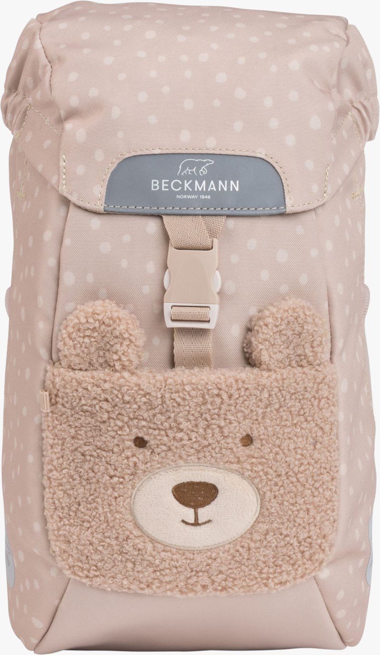 Nærbilde av en beige prikkete ryggsekk med fluffy brun bamsefjesdesign og en beige spenne.