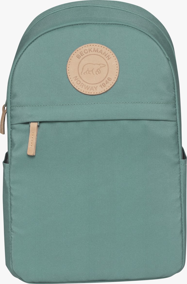 En frontvisning av en grønnblå ryggsekk med en sirkulær skinnpatch med en isbjørnlogo og en glidelåslomme foran.