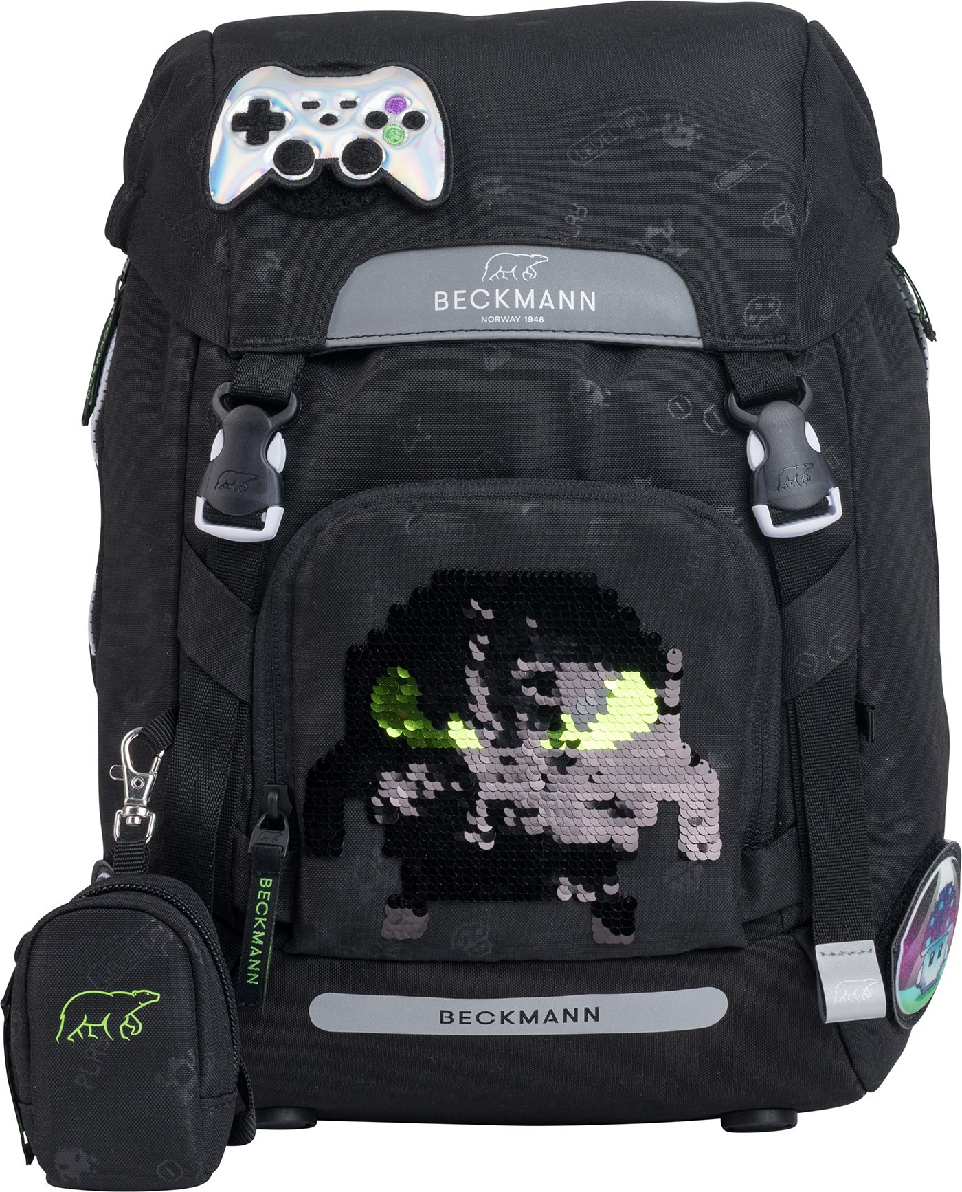 Svart ryggsekk med paljett-pikselmonster, holografisk kontroller-badge, spillmønster og festet liten veske.