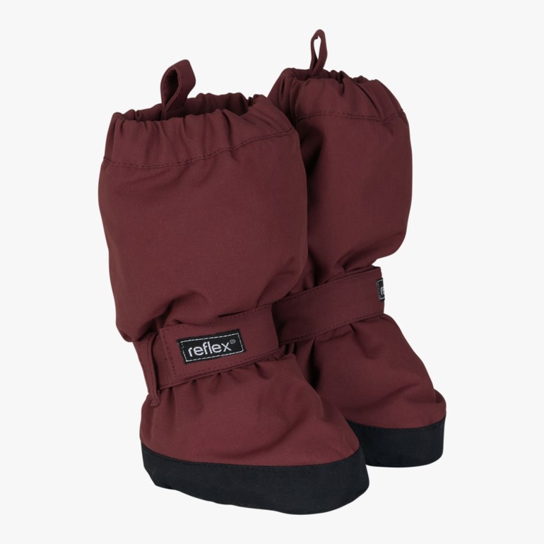 Et par vinrøde babybooties med elastisk topp, borrelåsstropp over vristen og svarte såler.
