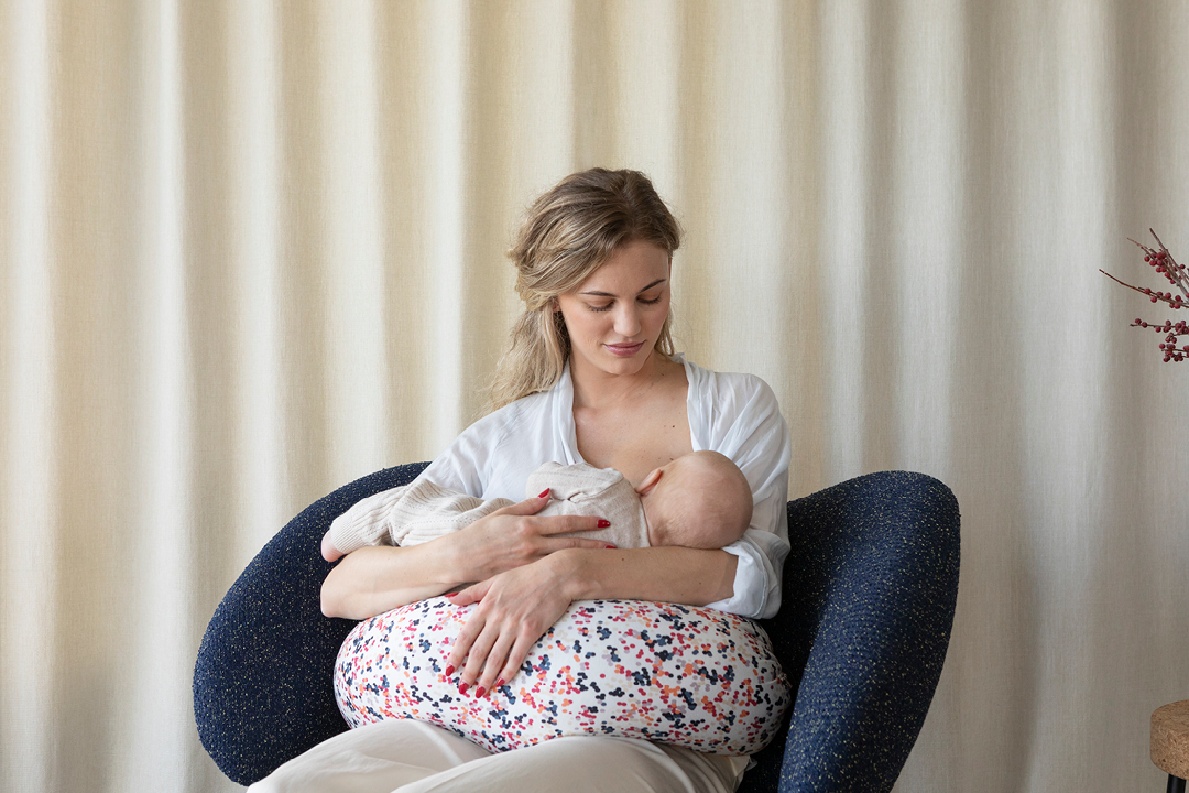 bbhugme ammepute – ergonomisk støtte, dots