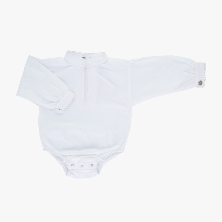 Hvit langermet babybody med ståkrage, blondedetaljer på krage og front, og knappedetaljerte mansjetter.