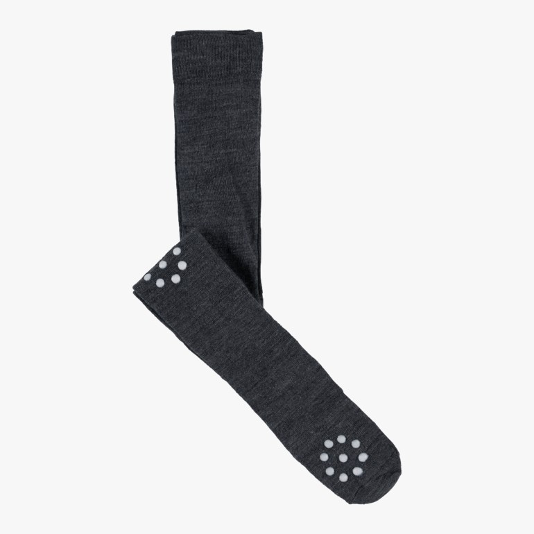 Mørkegrå strikkede anti-skli strømpebukser med hvite prikker på såle og legg.