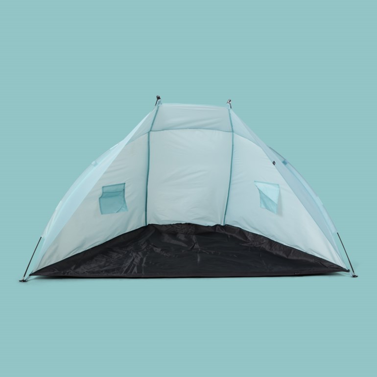 Et lyseblått og svart pop-up strandtelt med to nettingsvinduer mot en ensfarget bakgrunn.