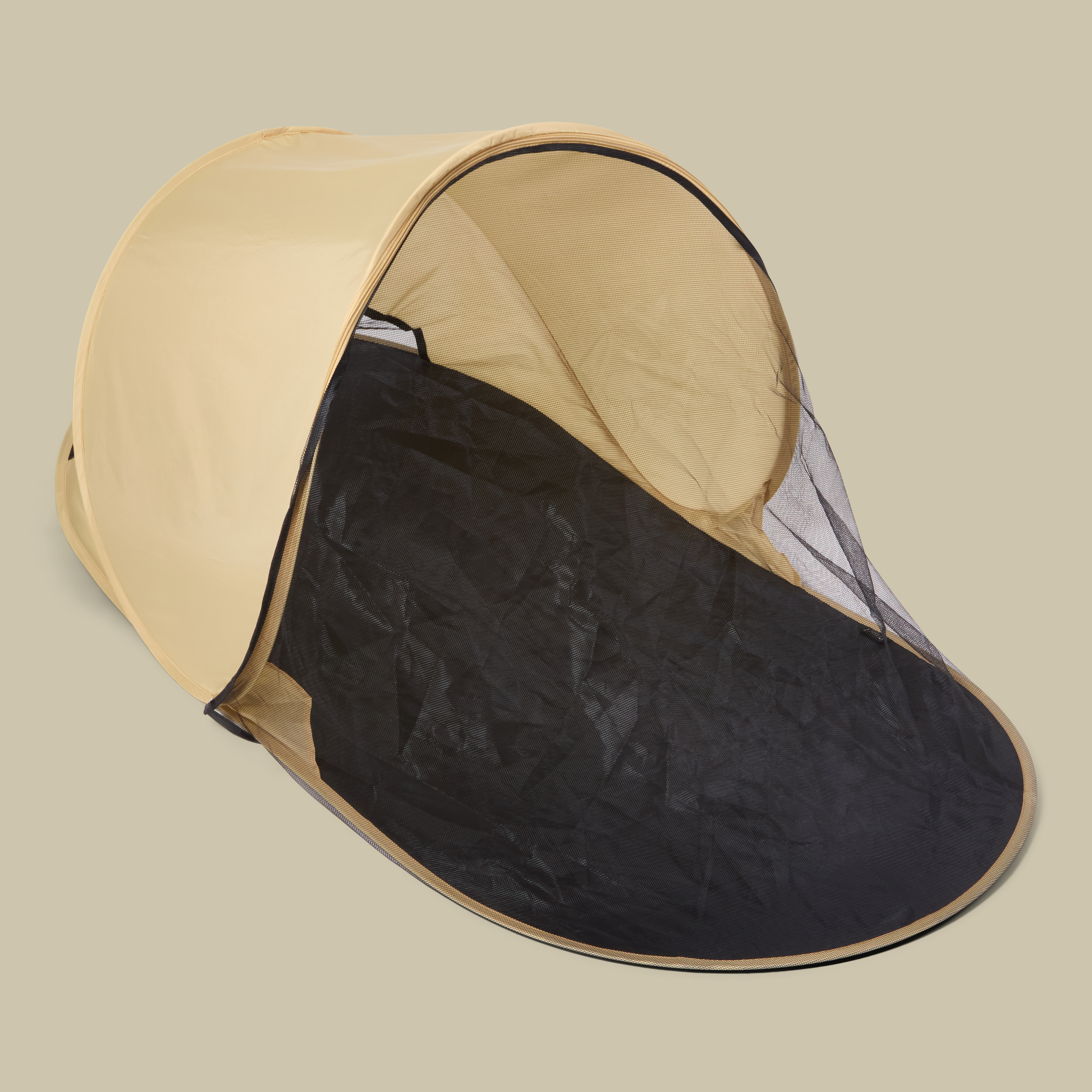 Beige pop-up solskjul med svart nettfront og svart kant, sett fra et vinklet perspektiv.