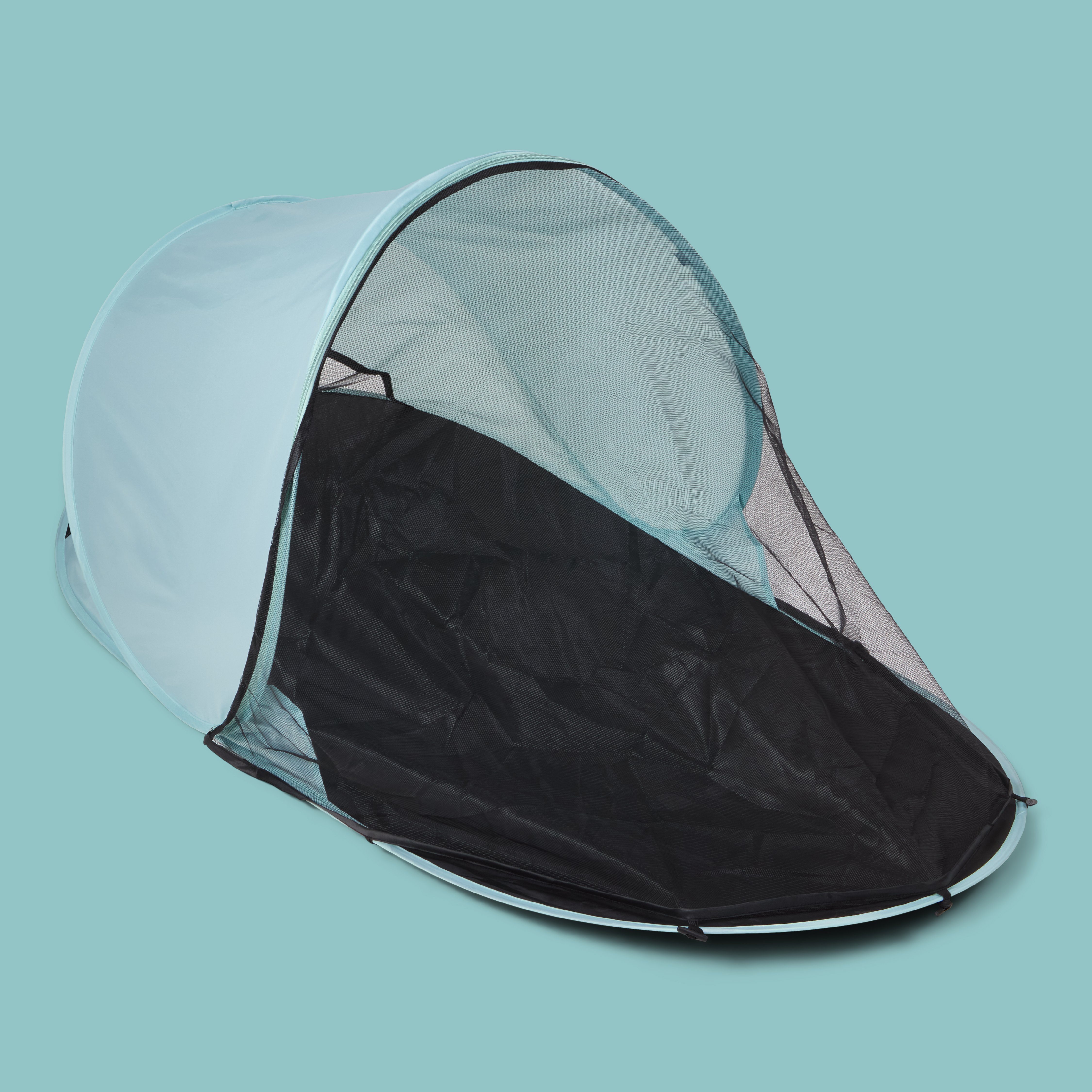 Et lyseblått pop-up babytelt med svart nettinginteriør, en svart bunn og svarte kantdetaljer.