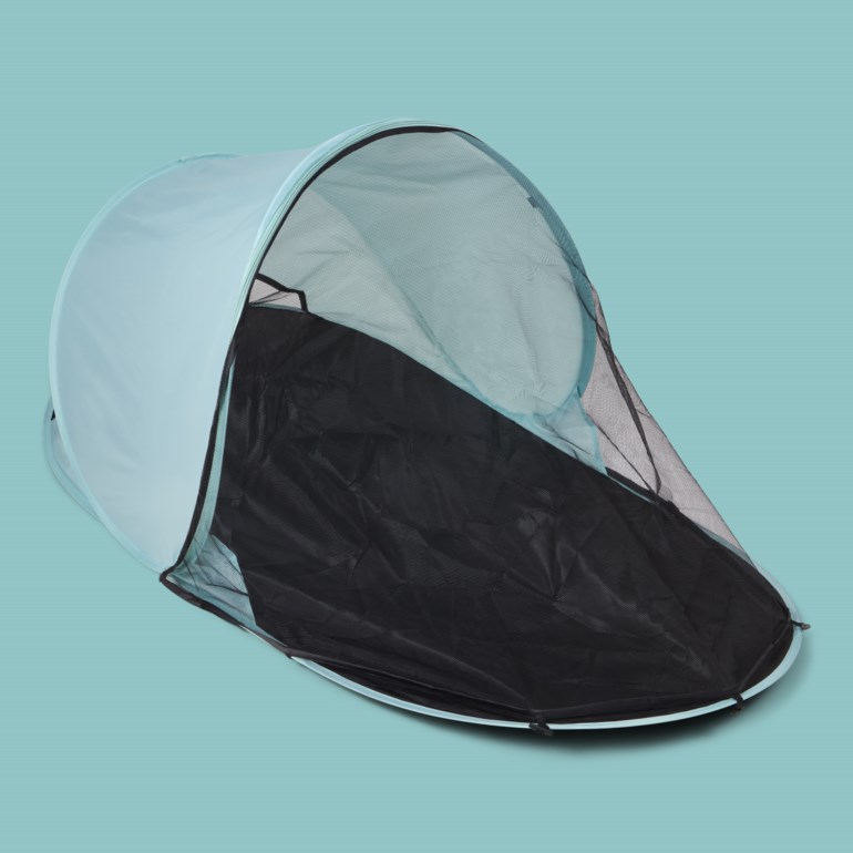Et lyseblått pop-up babytelt med svart nettinginteriør, en svart bunn og svarte kantdetaljer.