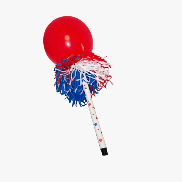 En rød ballong på en hvit pinne med røde, hvite og blå frynser.