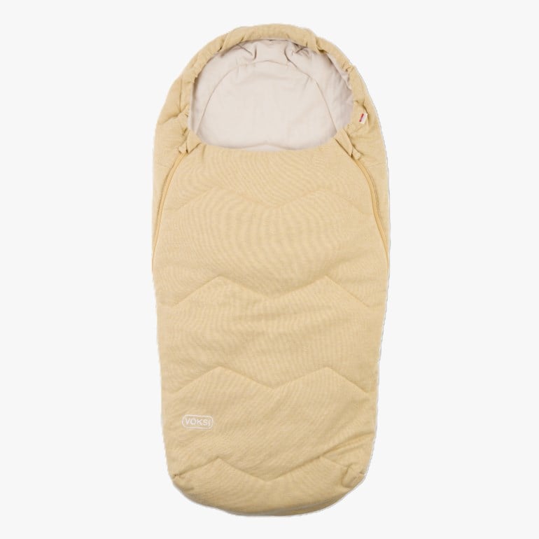 Beige chevronquiltet babysovepose med lyst kremfôr og glidelås i siden, forfra.