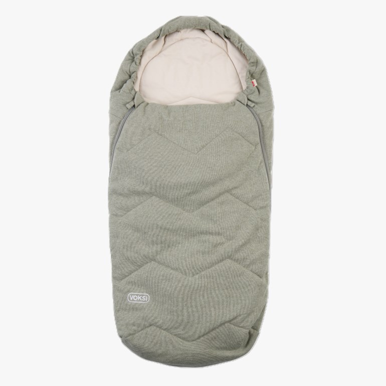 Lys grønn vattert babyvognpose med kremfarget innside, siksakmønster og glidelås.