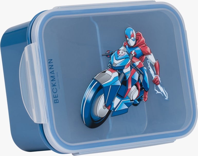 Blå matboks med klart lokk, med en grafikk av en superhelt på motorsykkel.