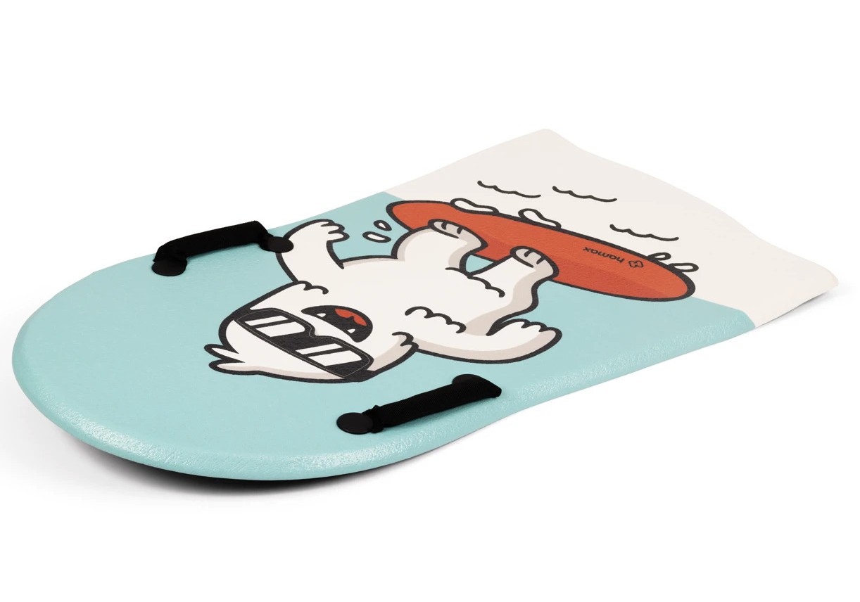 Blå og hvit snøakebrett med en tegneserie-yeti på et rødt surfebrett og to svarte håndtak.