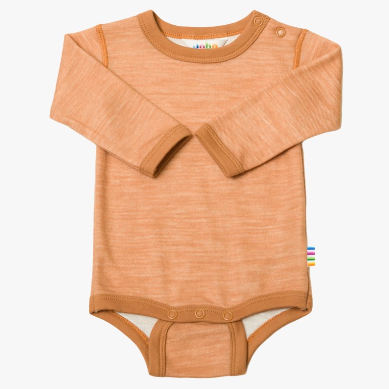 Oransje melert langermet babybody med trykknapper ved skulder og skritt.