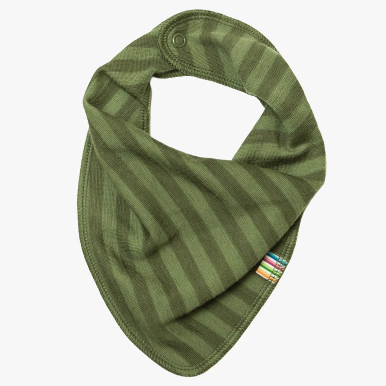 Grønnstripet jersey baby bandana-smekke med synlig trykknapplukking.