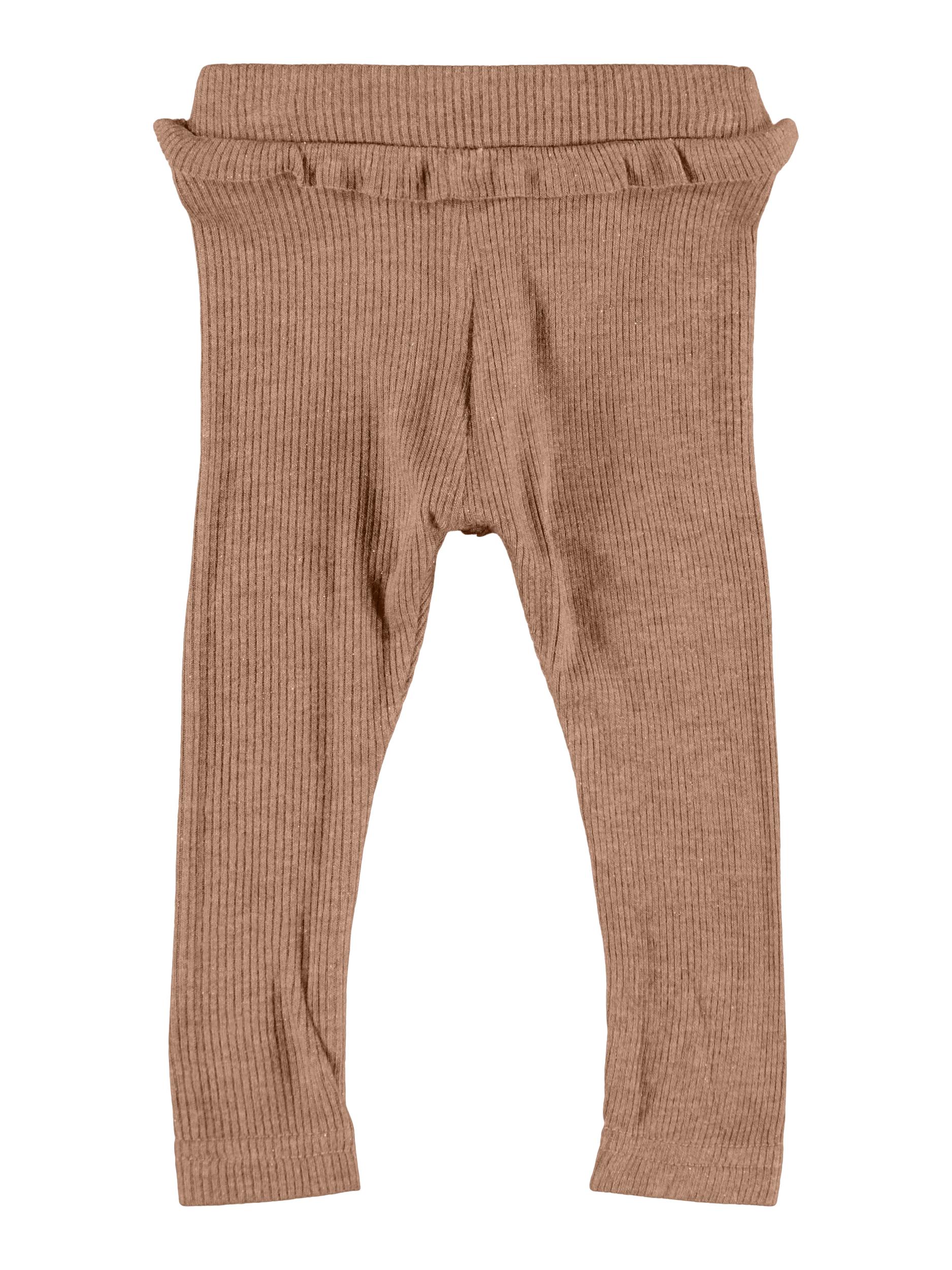 Barns brune ribbestrikkede leggings med volangdetalj i midjen, forfra.