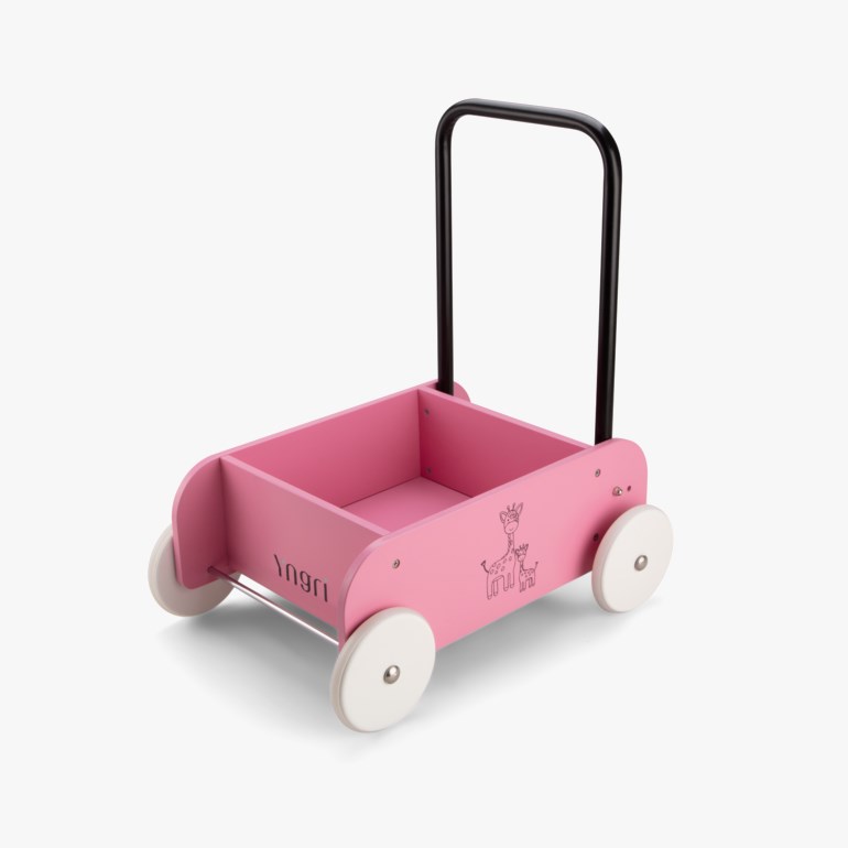 Rosa gåvogn i tre med hvite hjul, svart håndtak og sjiraffgravering på siden.