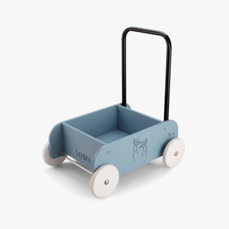 Lyseblå tre barnevogn med hvite hjul, svart håndtak, utskåret tekst og tegnet dyremotiv på siden.