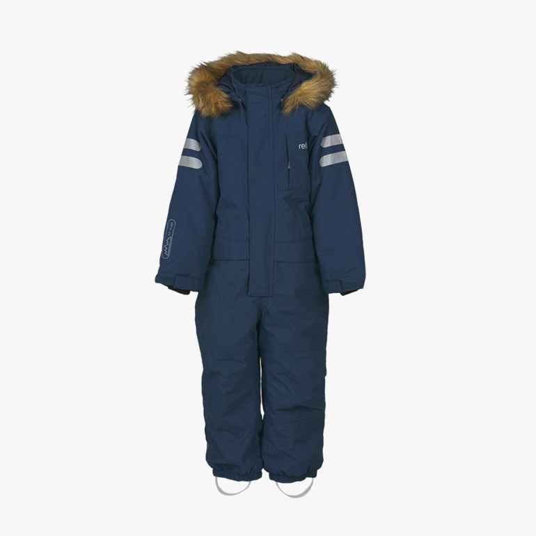 Barneoverall i mørk blå med fuskepelskantet hette, glidelås foran, reflekterende armstriper og fotstrikker.