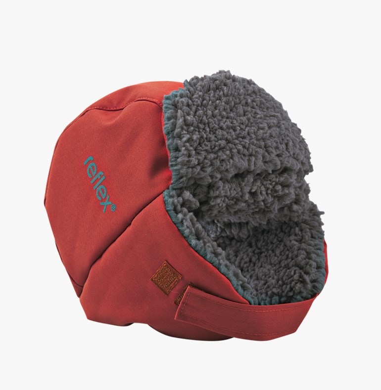 Rød pilotlue med grått fuskepelsfôr, sett fra siden.