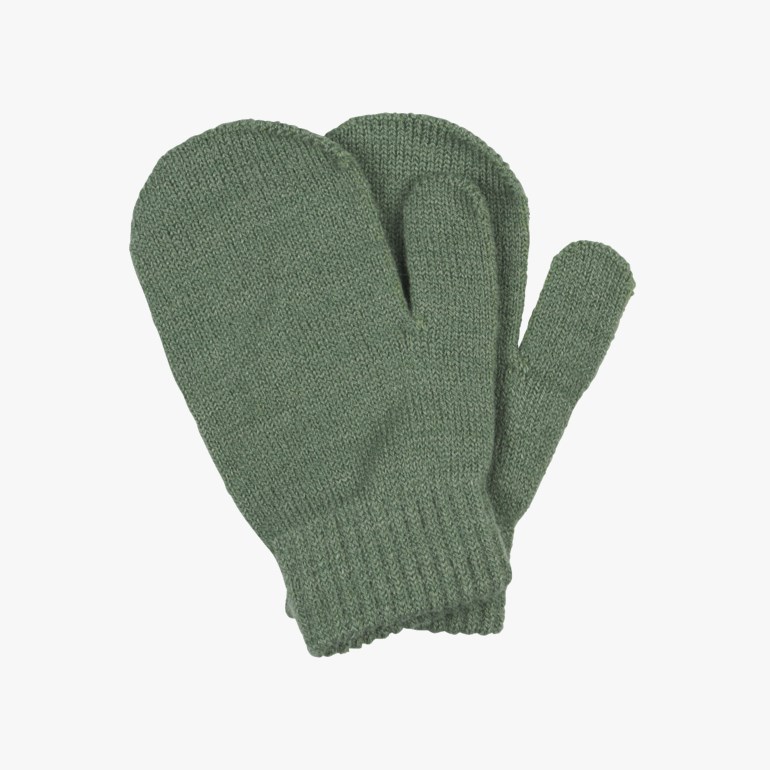 Et par grønne strikkede votter med ribbestrikkede mansjetter.