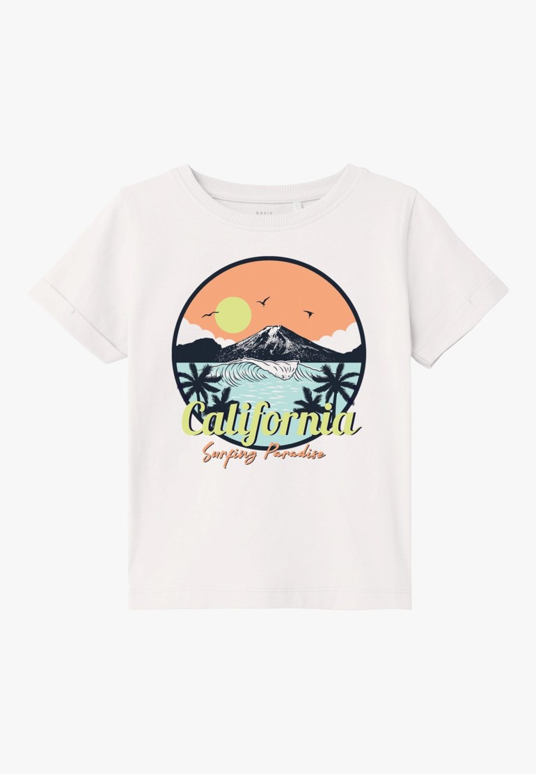 Hvit barnegenser med fargerikt grafisk trykk som viser solnedgang, fjell, bølger, palmer og California-tekst.