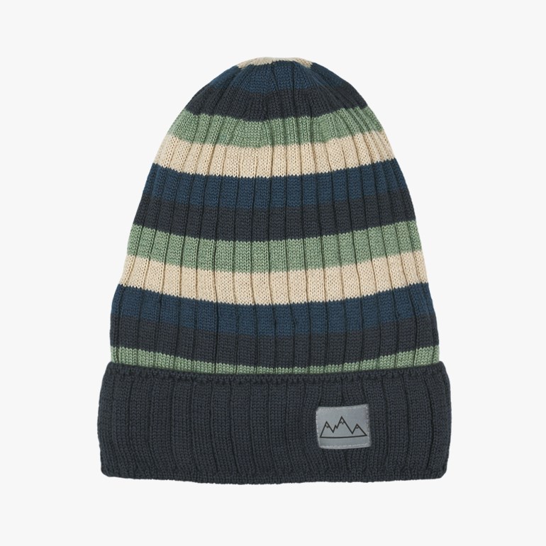Ribbet stripet lue med mørk blå, beige, grønne striper, ensfarget mørk blå kant og fjelllogopatch.