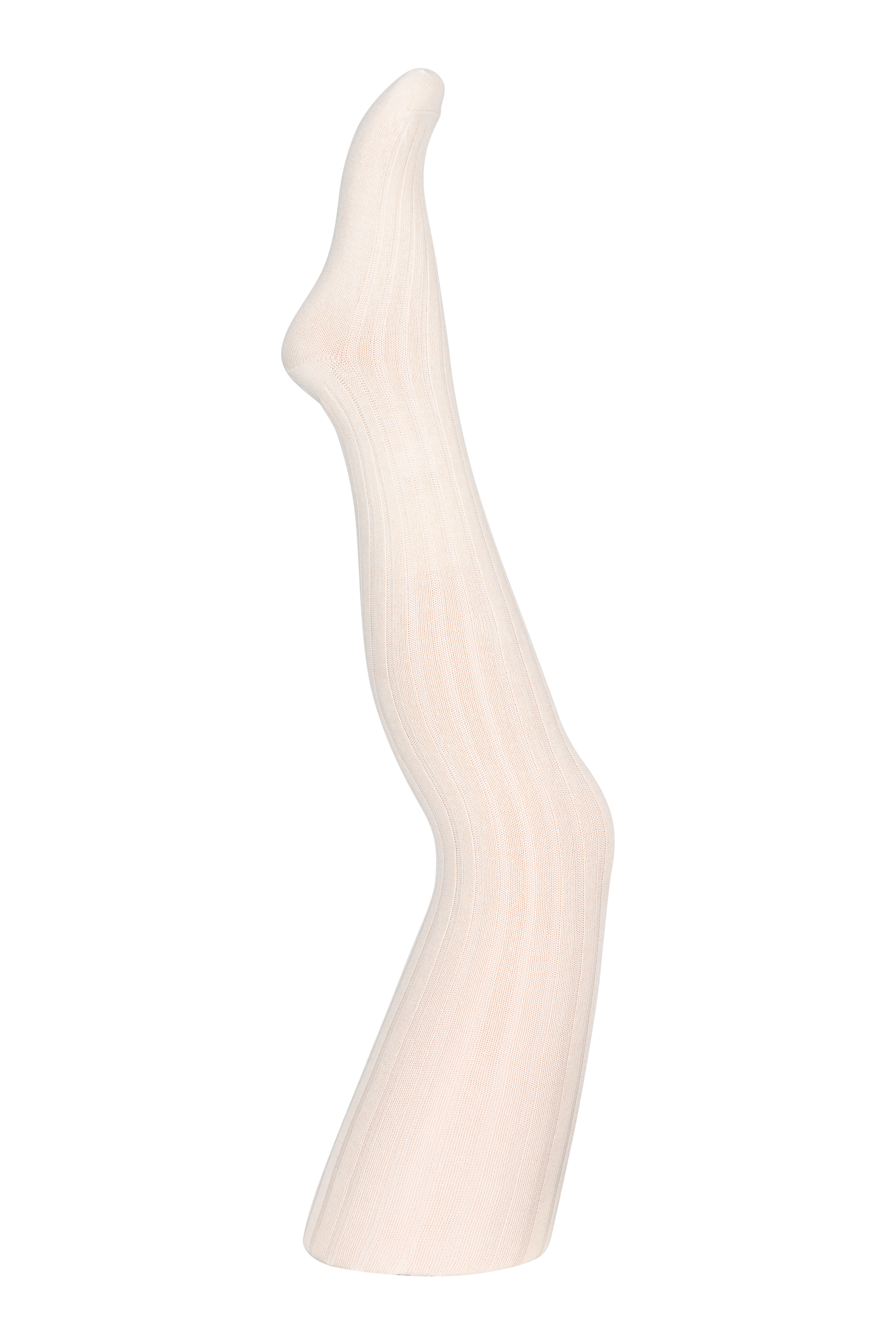 Ett ben viser lys beige ribbestrikket ugjennomsiktig strømpebukse.