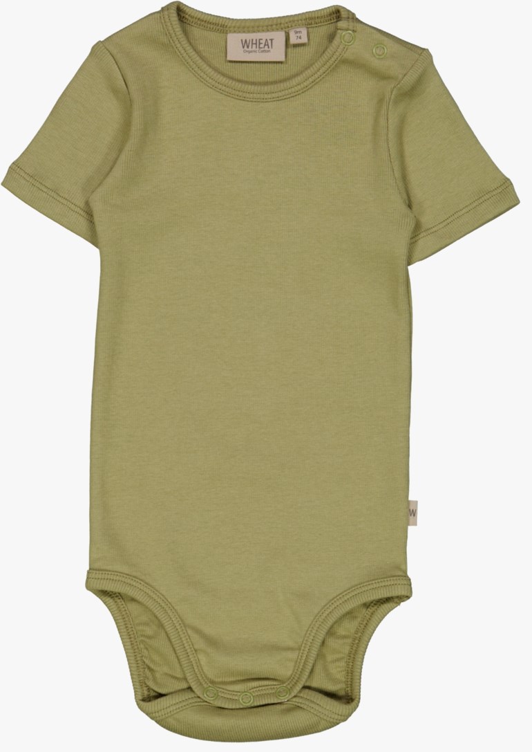 Forfra, en olivengrønn kortermet babybody med trykknapper ved skulder og skritt.