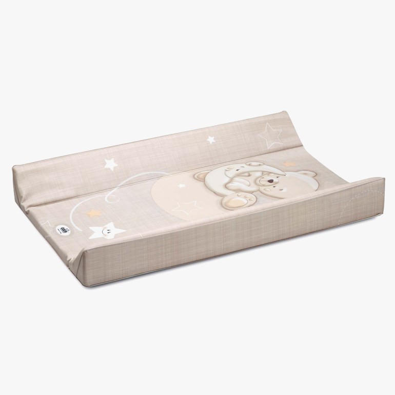 Beige stellematte med forhøyede kanter, med trykk av sovende bjørn, måne og stjerner.