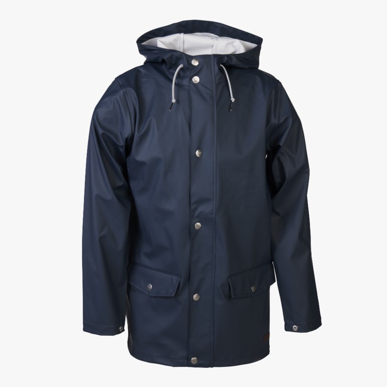 Frontbilde av en mørkeblå regnjakke med hvitfôret hette, snøring, sølvfargede trykknapper og to frontlommer.