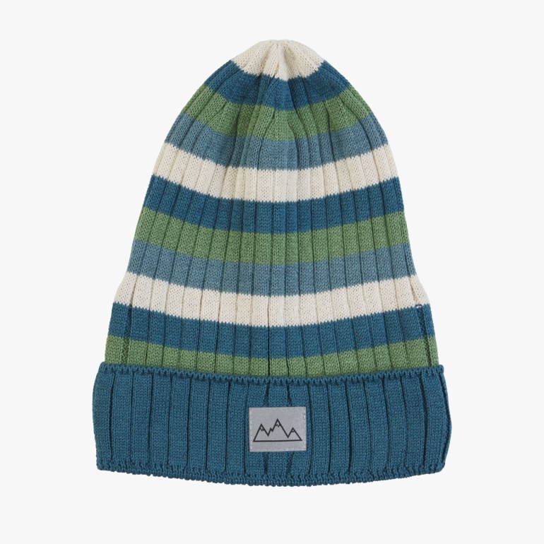 Ribbestrikket lue med blå, grønne og offwhite striper, ensfarget blå kant og fjell-logo-patch.