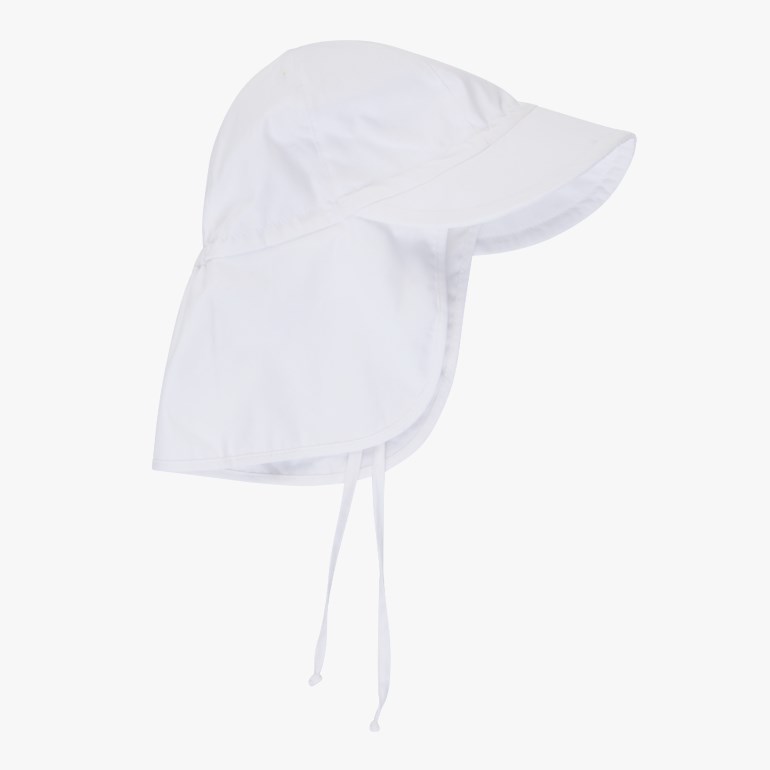 Hvit solhatt med frontbrem, beskyttende nakkeklaff og justerbare knytebånd.