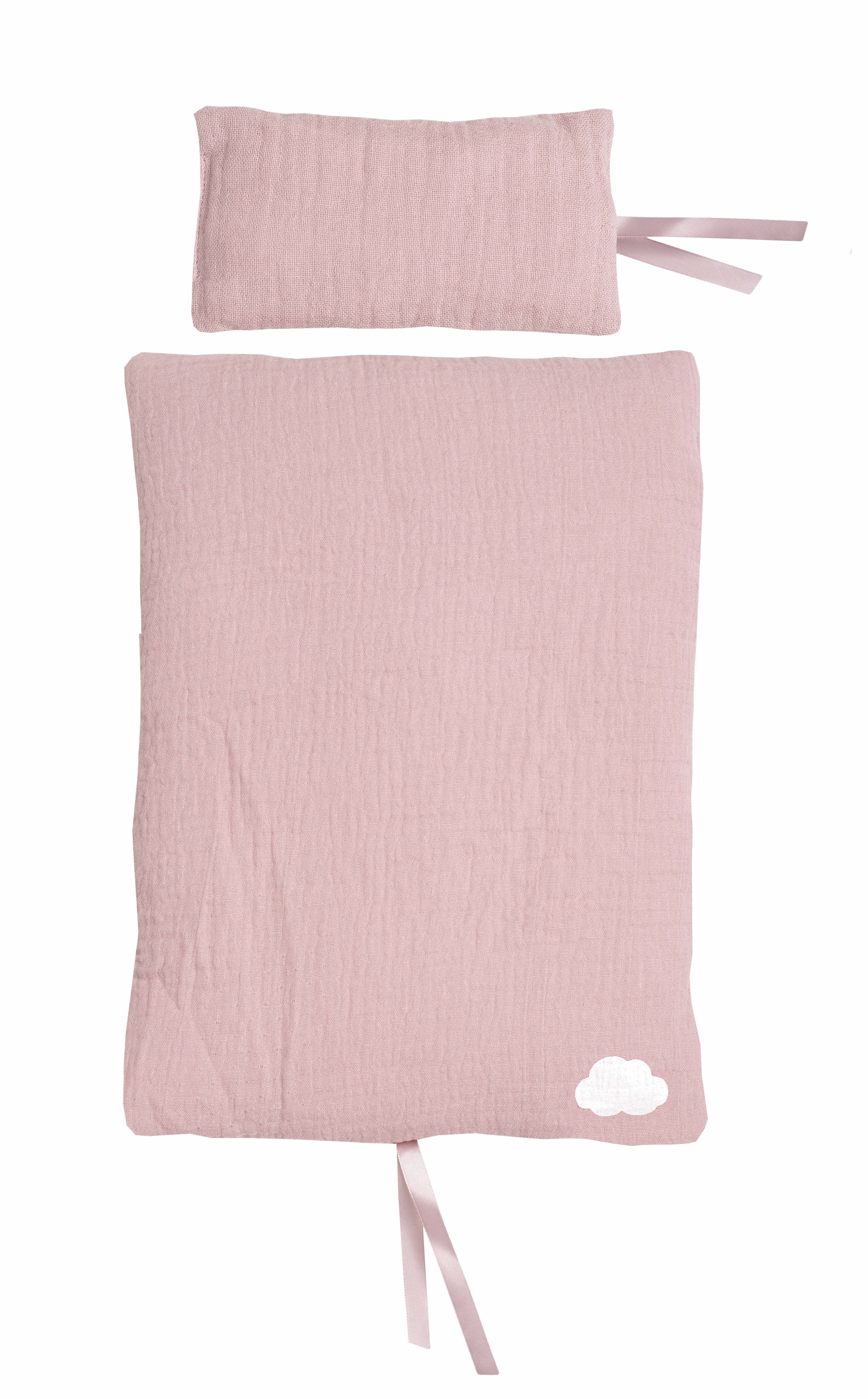Et lyserosa babyteppe i krinklet stoff med hvit skygrafikk og to bånd, med en matchende pute.