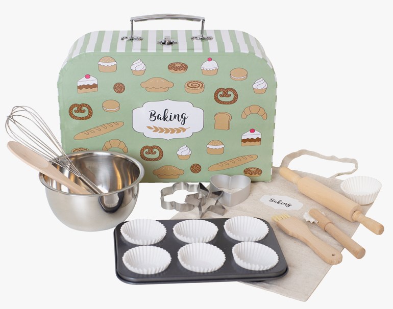 Grønn illustrert bakekoffert, metallbolle med visp, treredskaper, kakeformer, muffinsbrett med kopper, tøypose.