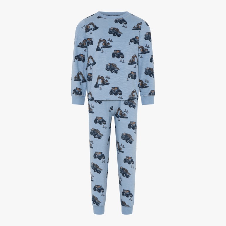 Lyseblå barnepysjamas med langermet topp og langbukser, med et anleggsbilmønster.
