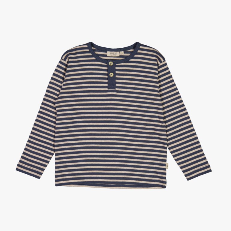 Barns marineblå og beige stripet langermet Henley-skjorte med to knapper, forfra.