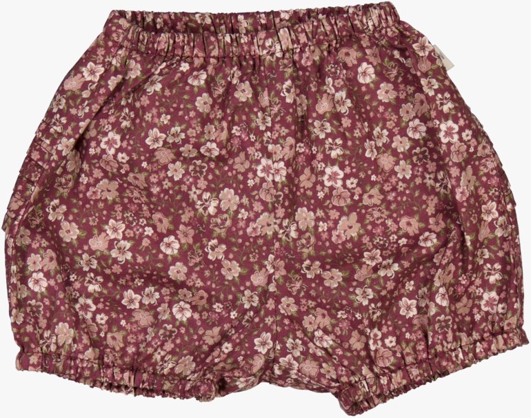 Baby mørkerøde shorts med blomstertrykk, elastisk midje og benåpninger, volanger på sidene, forfra.