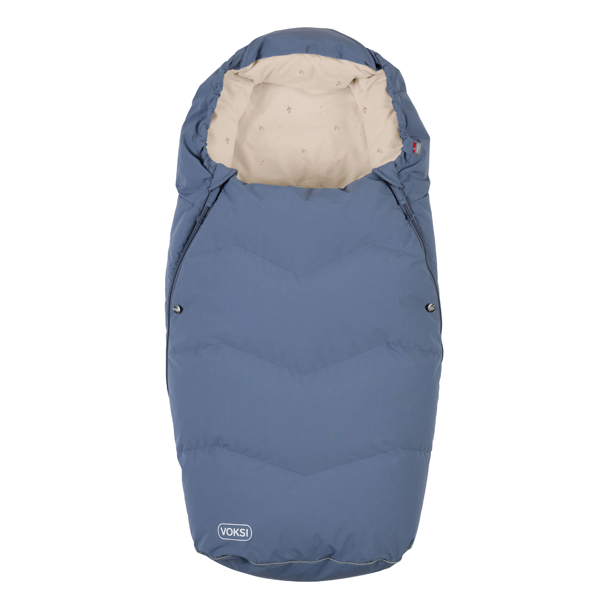 Blå babysovepose med sikksakk-quilting og lyst beige mønstret fôr, forfra.