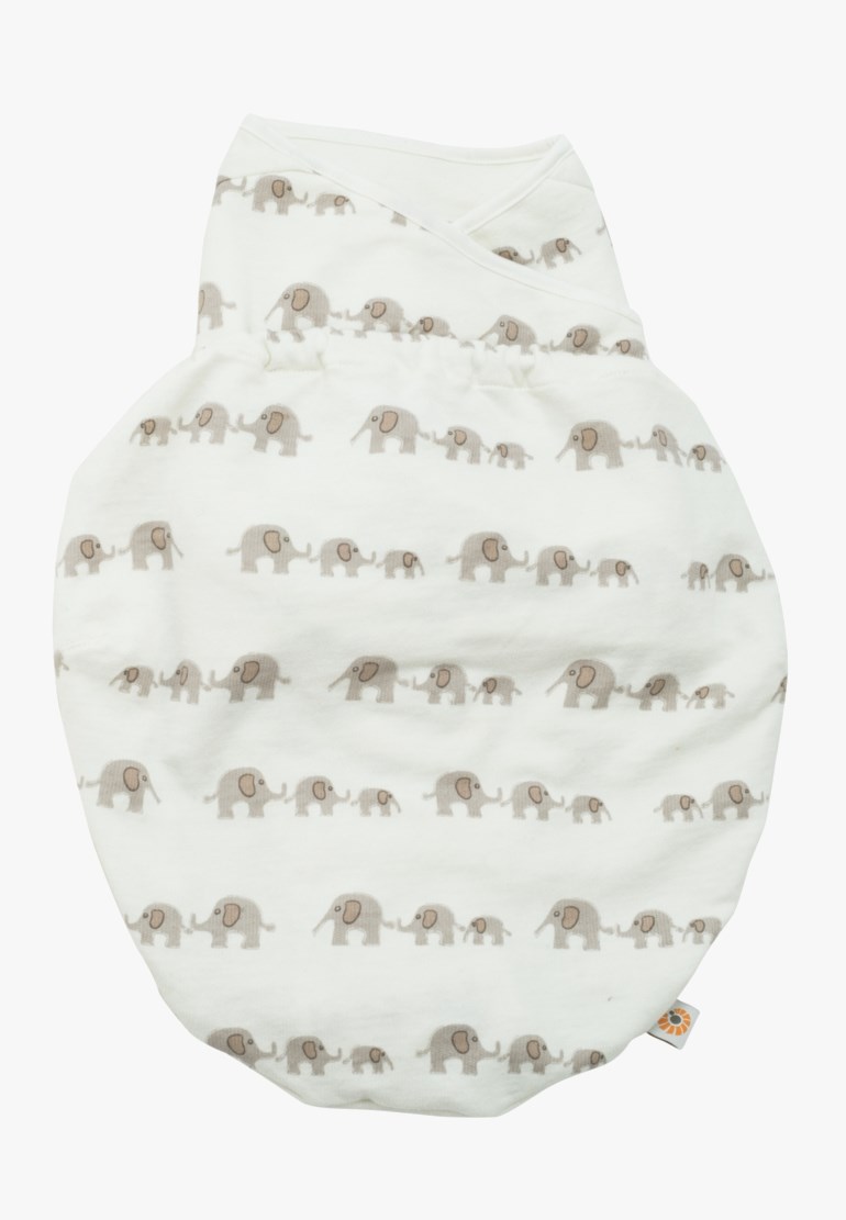 Hvit babyinnsvøpning med grått elefantmønster og omsluttende design, laget av mykt stoff.