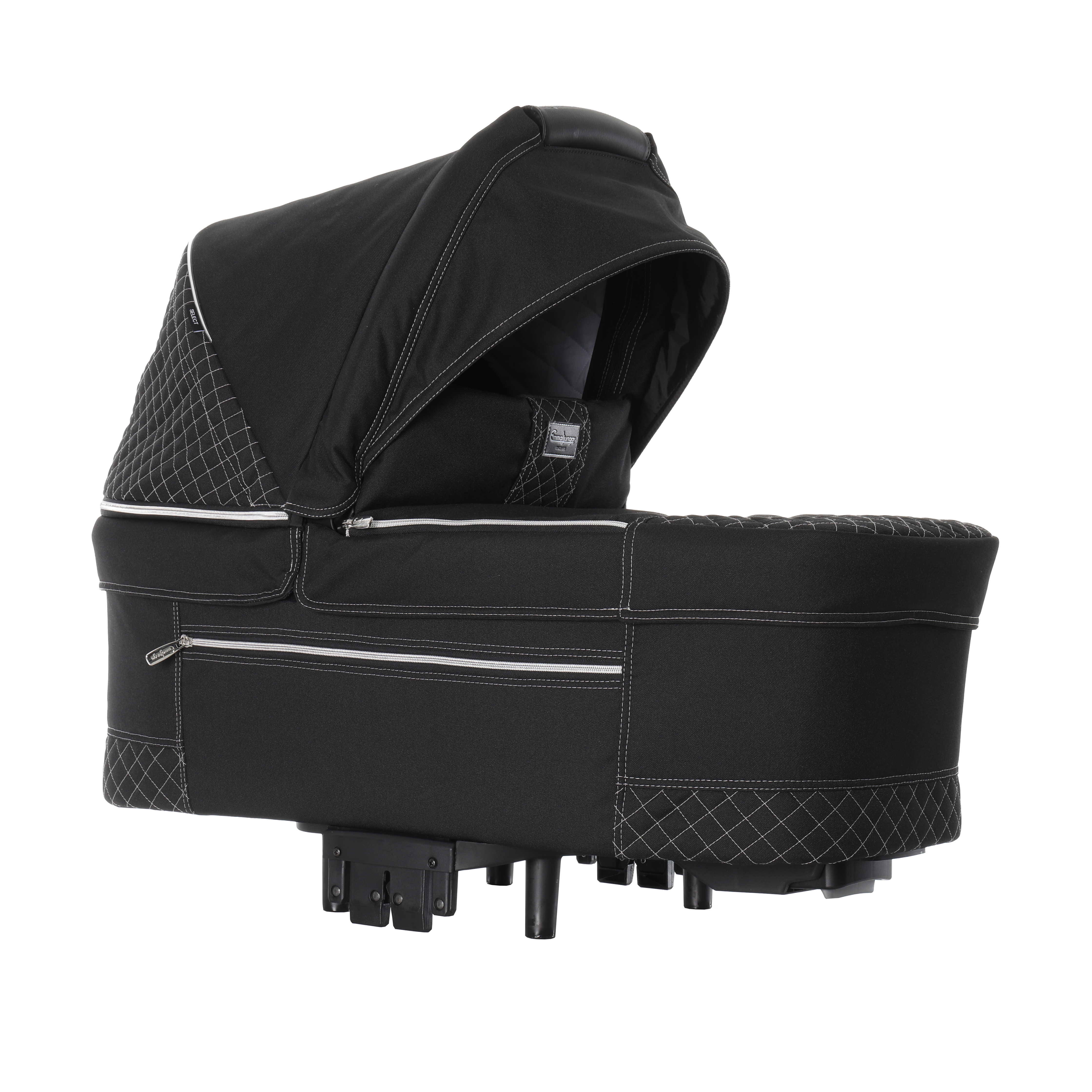 Svart liggedel for baby med quiltede sider, hvite sømmer og matchende kalesje, sett fra siden.