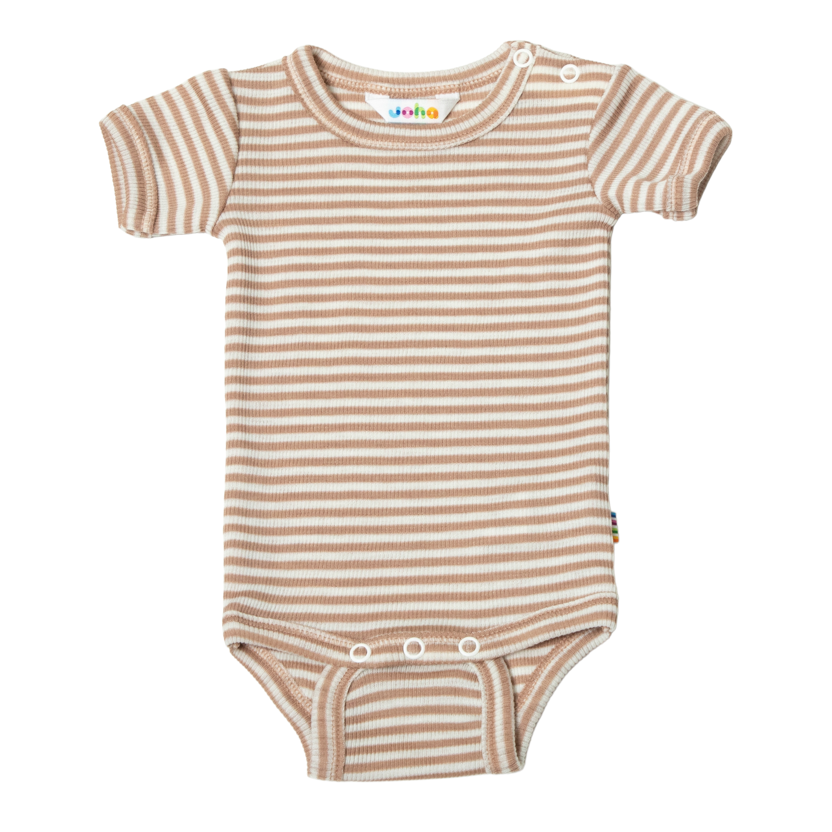Forfra en ribbet kortermet babybody med beige og hvite horisontale striper og trykknapper.