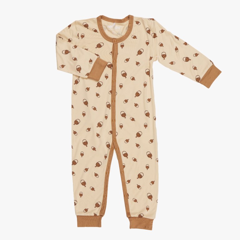 En beige babyoverall med brunt eikenøttrykk, lange ermer, ribbestrikkede mansjetter og trykknapper foran.