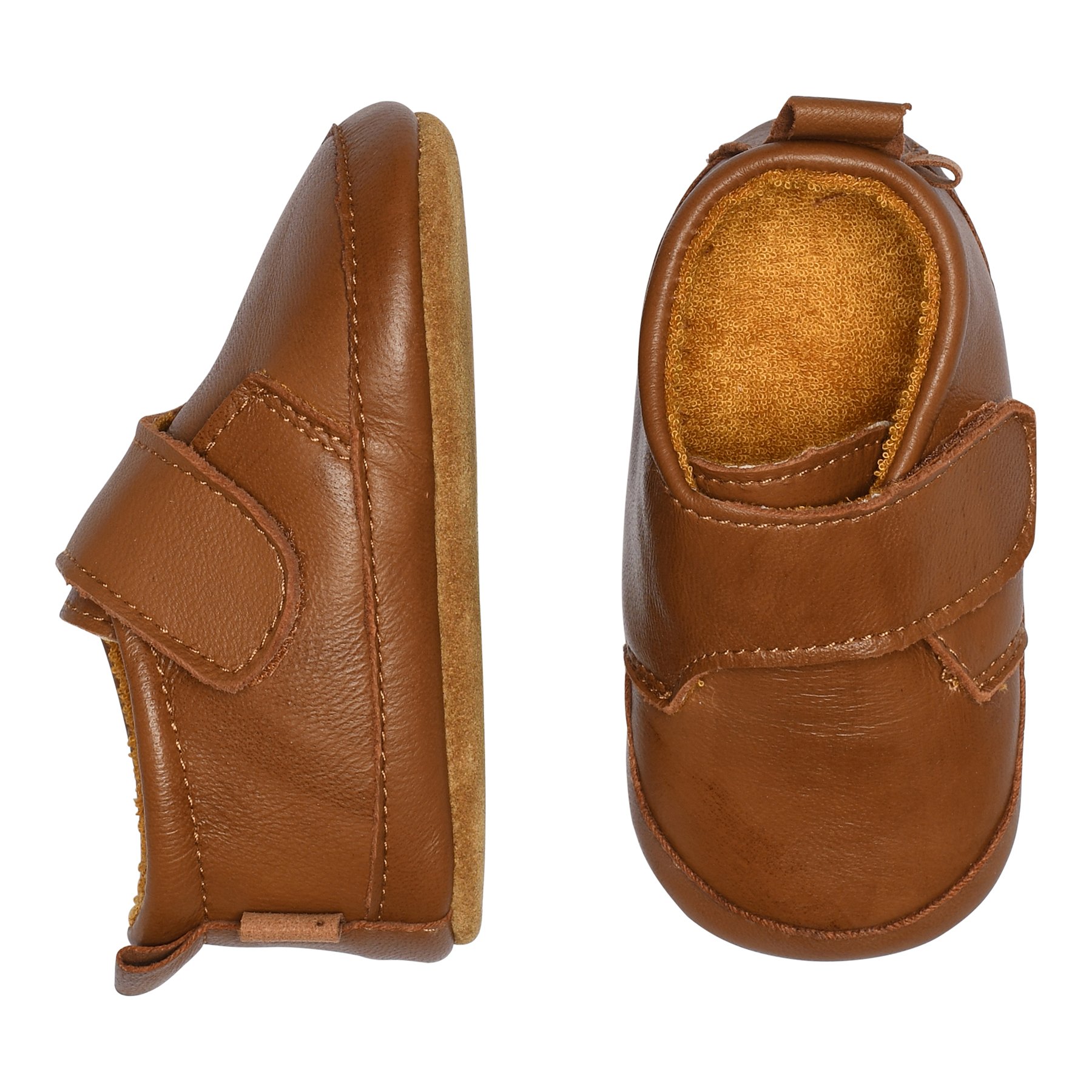 Brune skinnsko for baby med borrelåsstropper, den ene sett fra siden, den andre fra topp-front.