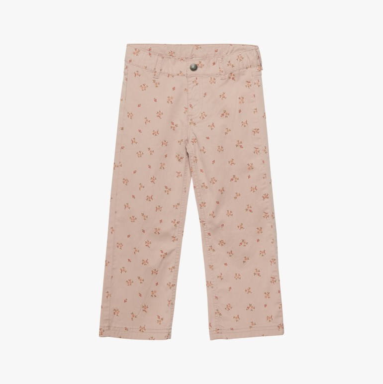 Lys rosa barnebukser med småblomstret mønster, flat front, knappelukking og beltehemper, forfra.
